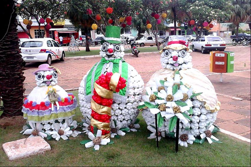 Bonecos de neve feitos com garrafas pet - Foto: Jos